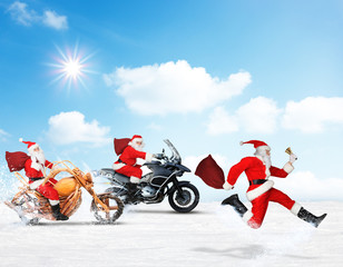 Wettrennen unter Weihnachtsamännern