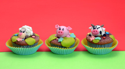 dulces de animales y tortas para la fiesta infantil.