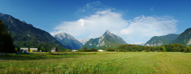 Fototapeta na wymiar Panoramiczny widok sielankowej dolinie górskiej, Bovec, słoweńskich Alp