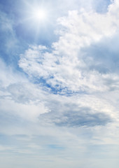 Fototapeta na wymiar Słońce na błękitne niebo z białymi chmurami
