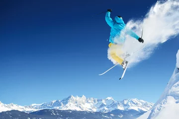 Fotobehang Wintersport Springende skiër