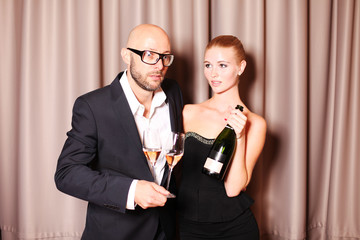 Junges Paar mit Sekt