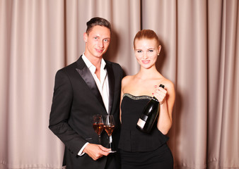Schickes Paar mit Sekt