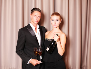 Junges Paar mit Sekt