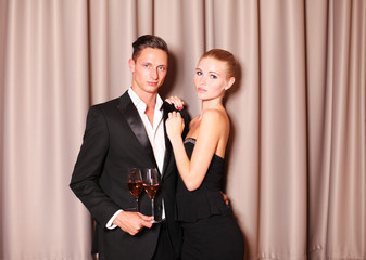 Hübsches Paar mit Sekt