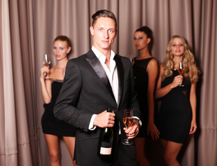 Schicker Mann feiert