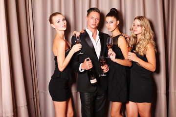 Mann feiert mit drei Frauen