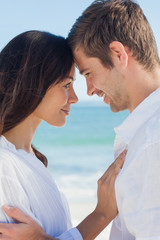 Obraz premium Romantic couple relaxing on the beach