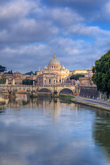 Fototapeta na wymiar Rano widok na katedrę Świętego Piotra w Rzymie, Włochy