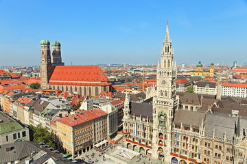 Fototapeta na wymiar Marienplatz w Monachium - Nowy Ratusz i Frauenkirche