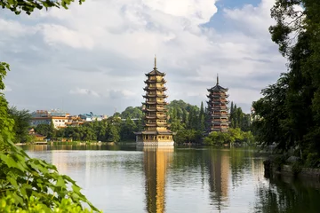 Tuinposter Pagodas Riming Shuang Ta - Guilin - China © lapas77