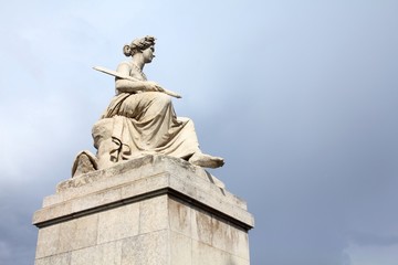 Fototapeta na wymiar Paris monument - Carrousel bridge statue