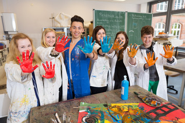 Schüler zeigen angemalte Hände