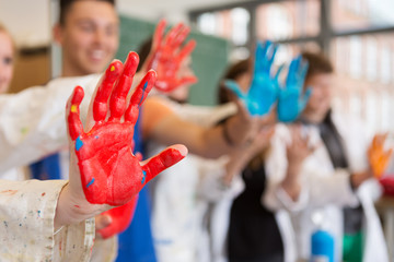 Schüler zeigen angemalte Hände