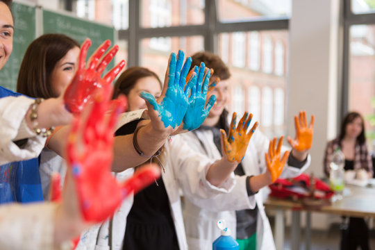 Schüler zeigen angemalte Hände