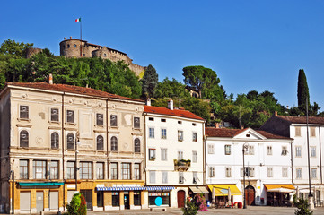 Gorizia, Piazza della Vittoria chiesa e Castello