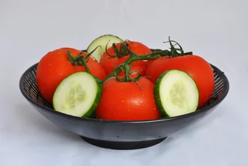 Foto auf Acrylglas Schaal met komkommer en tomaat © trinetuzun