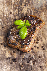 Gegrilltes Steak mit Basilikum, Pfeffer und Salz