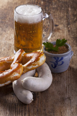 Bayerische Weißwurst mit Bretzel und Bier