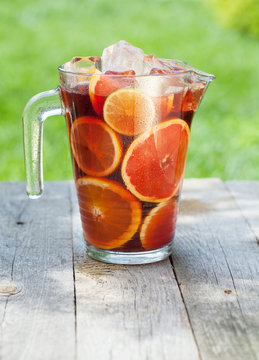 Refreshing fruit sangria (punch)