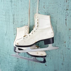 Fototapeten Ice skates on blue vintage wooden background © Anna-Mari West