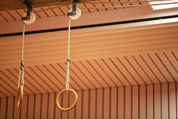 Naklejka premium Ringe in Turnhalle