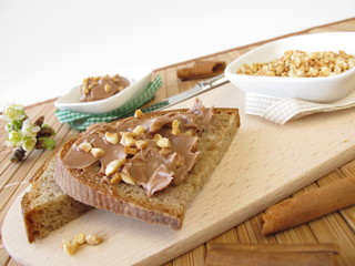 Schokoladencreme mit Zimt und Mandelstückchen