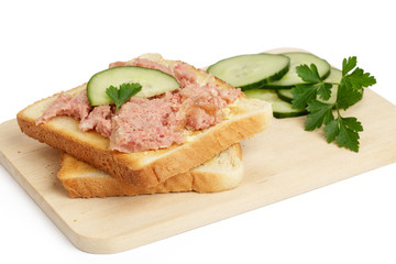 Toast mit Leberwurst und Gurke