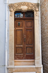 Fototapeta na wymiar Drewniane drzwi. Conversano. Apulia. Włochy.