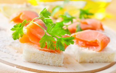 bread with salmon