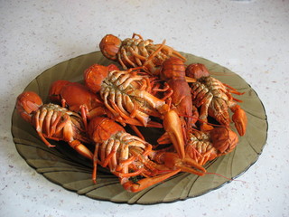 Приготовленные раки на тарелке