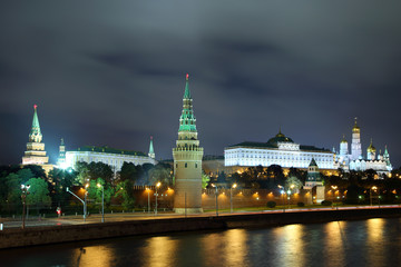 Fototapeta na wymiar kremlin from river at night in Moscow