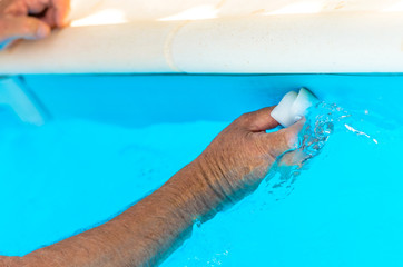 Nettoyage du liner d'une piscine