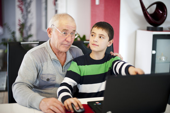 Großvater und Enkel am Computer
