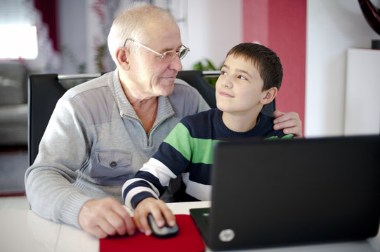 Großvater und Enkel am Computer