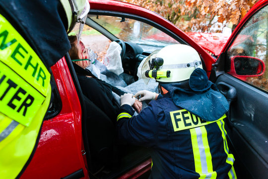 Unfall - Feuerwehr rettet Unfallopfer aus Auto