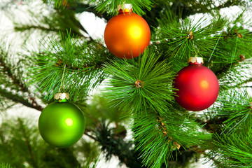 Obraz na płótnie Canvas christmas decorations. Christmas ball and green spruce branch