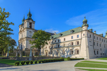 Fototapeta na wymiar Barokowy kościół z nowoczesnym dzwon - Skałka Kraków, Polska