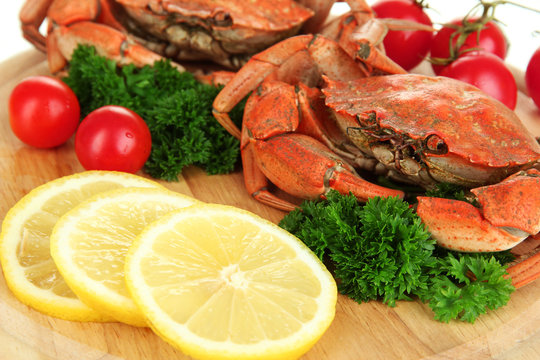 Boiled crabs with lemon slices and tomatoes,