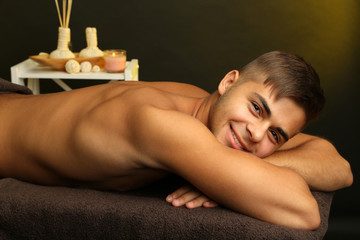 Obraz na płótnie Canvas Young man relaxed in spa salon