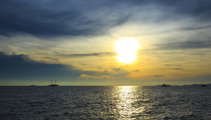 Fototapeta premium beautiful sunset in the tropical sea at summer time