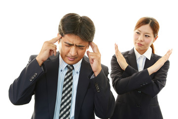 苦悩するビジネスマンとOL