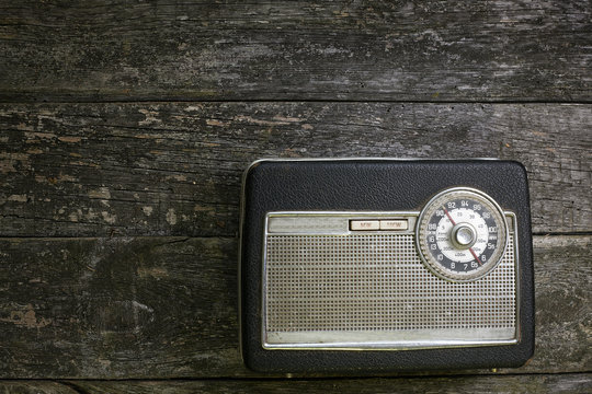 Stare radio na drewnianym tle