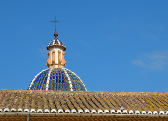 Fototapeta na wymiar Kopuła kościoła w wiosce Mascarell obronny