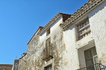 Fototapeta na wymiar Opuszczone domy w starej hiszpańskiej miejscowości