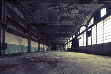 Rolgordijnen verlaten schoenenfabriek © supradumnezeu