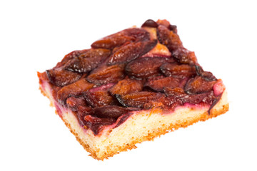 Zwetschkenkuchen auf weißem Hintergrund