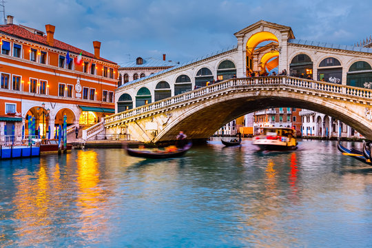 Fototapeta Rialto Bridge at dusk