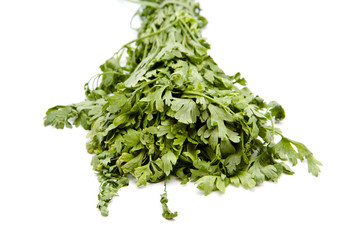 Frische Grüne Blattpetersilie  auf weißem Hintergrund