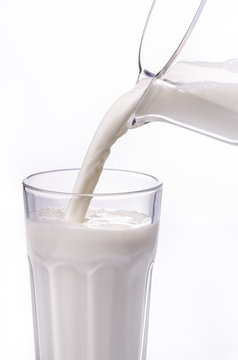 latte versato in bicchiere